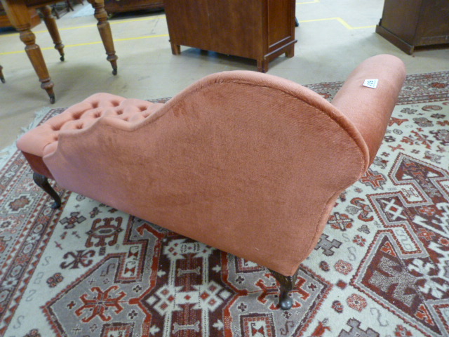 Miniature pink upholstered button back chaise longue on carved legs - Image 2 of 2