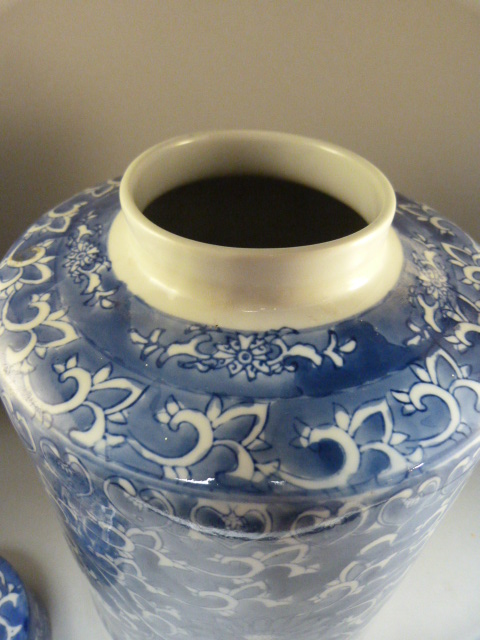 A Large (height approx. 32cm, Diam approx. 23 cm) blue and white Chinese ginger jar with floral - Image 3 of 4