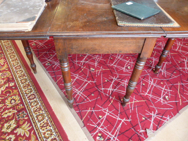 A Georgian Mahogany drop leaf table - Image 3 of 3