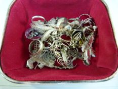 White metal trinket box containing various amount of hallmarked silver jewellery - Rings,