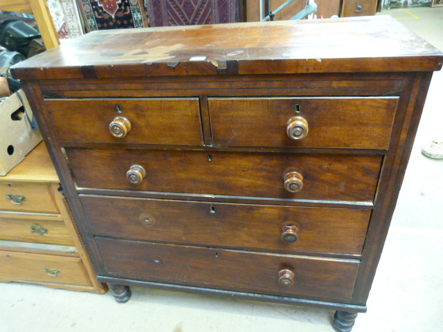 Mahogany chest of 5 drawers