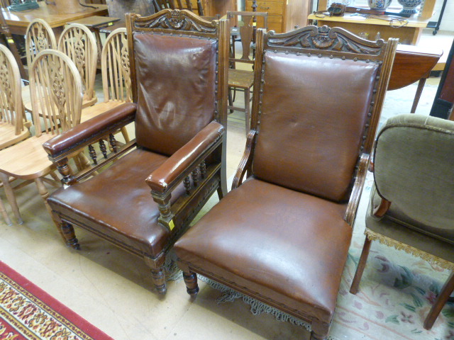 Oak framed pair His and Hers low bedroom chairs with leather upholstery - Image 4 of 8