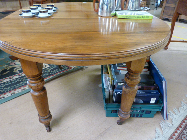 An oval Extending dining table - no winder. - Image 4 of 6