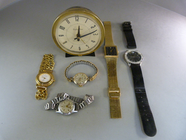 Small quantity of watches and a clock