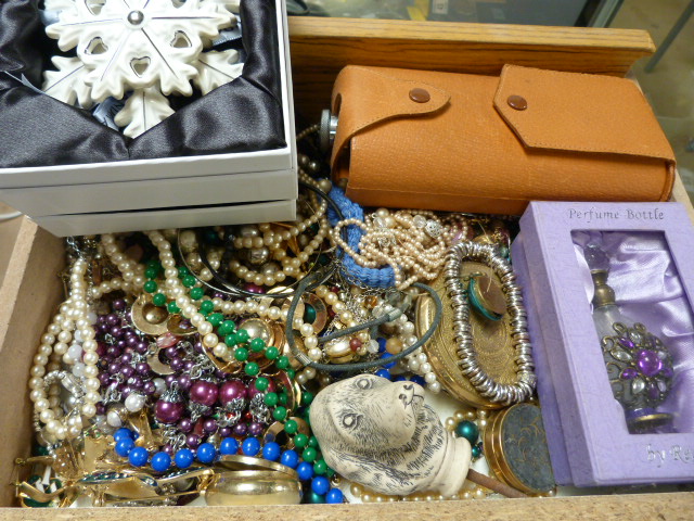 Small collection of costume jewellery - to include a Pandora Xmas tree decoration