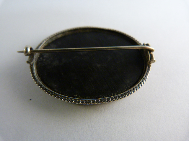 White metal (silver? no hallmarks) petric dina marble brooch approx 31.6mm x 39mm across - Image 2 of 2