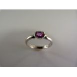 Vintage 1960's 18ct white gold ring set withan approx 5mm x 4mm pink stone (possibly sapphire)