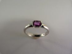 Vintage 1960's 18ct white gold ring set withan approx 5mm x 4mm pink stone (possibly sapphire)