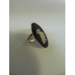 1970's silver ring set with Oval dark blue Wedgwood Jasper panel - approx 29.4mm across and 13.5mm