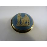 Silver gilt (unmarked) Wedgwood Jasperware Brooch of classical scenes approx 31mm in diameter