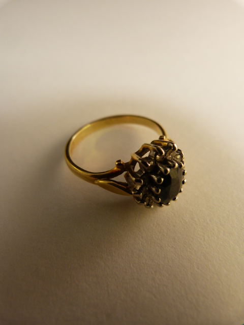 18ct Gold ring with sapphire and Diamonds - Image 2 of 2