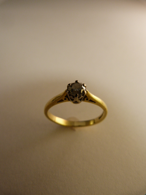 18ct Gold diamond Solitaire set in platinum - Image 2 of 2