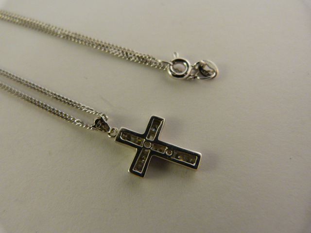 9ct White Gold (CZ Set) cross and chain approx 15mm x 11.5mm across - Image 4 of 4