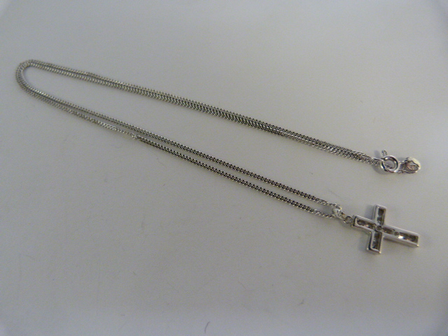 9ct White Gold (CZ Set) cross and chain approx 15mm x 11.5mm across - Image 3 of 4