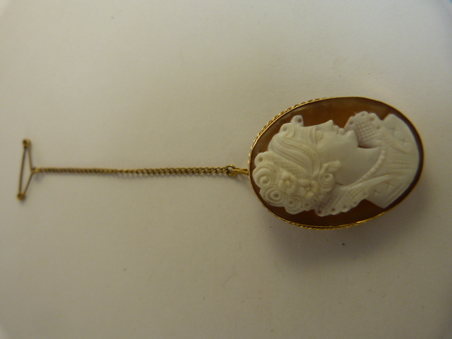 1960's 9ct Gold Cameo brooch of a lady. Possible by Aspreys & co approx 32mm x25.25mm - Bild 2 aus 2