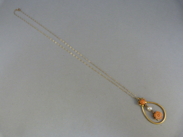 9ct Gold Coral and Pearl pendant hung on a 16" chain. A carved 7.7mm coral flower and a 4.8mm - Bild 4 aus 4