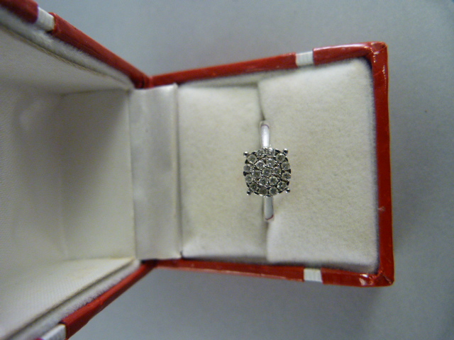 9ct White Gold 2ct spread 19 Brilliant cut cluster ring. Size UK - N USA 6.5 Gross weight 1.8g - Bild 5 aus 6
