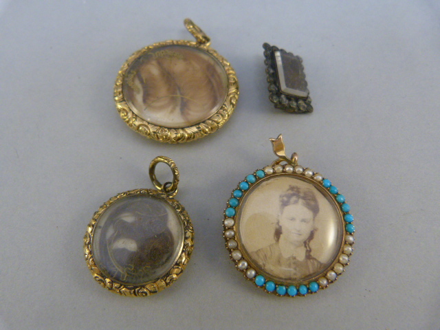 Box containing mourning pendants and a brooch. The largest is 32.1mm in diameter, smallest 22.6mm in - Bild 2 aus 2