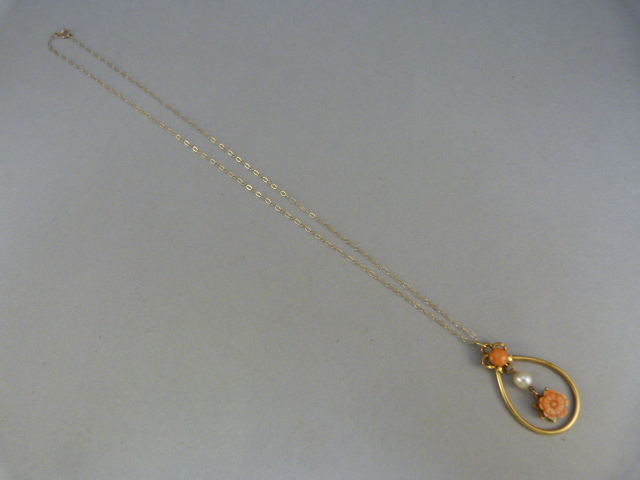 9ct Gold Coral and Pearl pendant hung on a 16" chain. A carved 7.7mm coral flower and a 4.8mm - Bild 2 aus 4