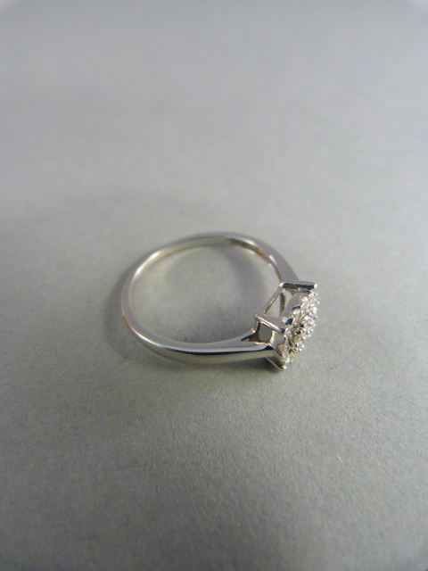 9ct White Gold 2ct spread 19 Brilliant cut cluster ring. Size UK - N USA 6.5 Gross weight 1.8g - Bild 3 aus 6