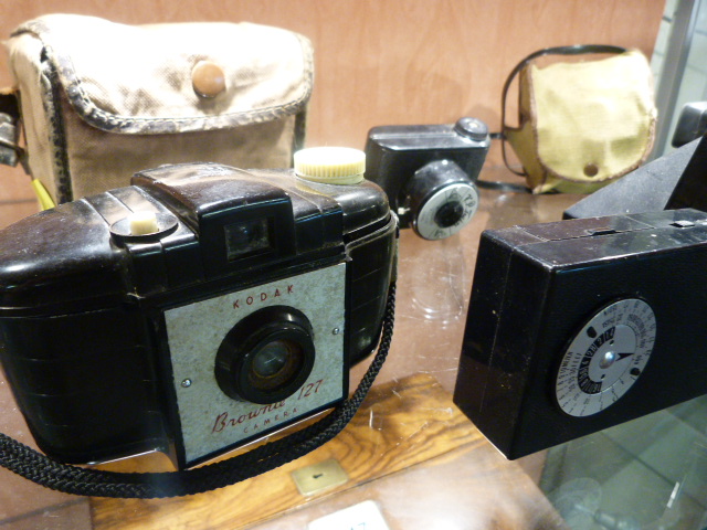 Collection of vintage cameras - to include Brownie 127, Polaroid Land camera etc - Image 3 of 6
