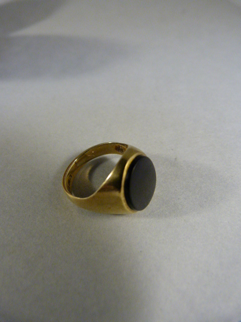 9ct Gold gentlemans ring set with black onyx stone Hallmarked London - total weight 3.0g - Image 4 of 4