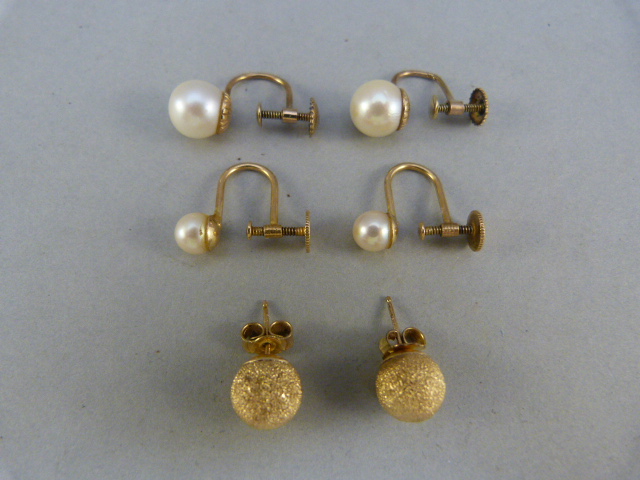 Pair of 9ct Gold screw back cultured pearl earrings, one with approx 8mm pearls and the other with - Bild 2 aus 2