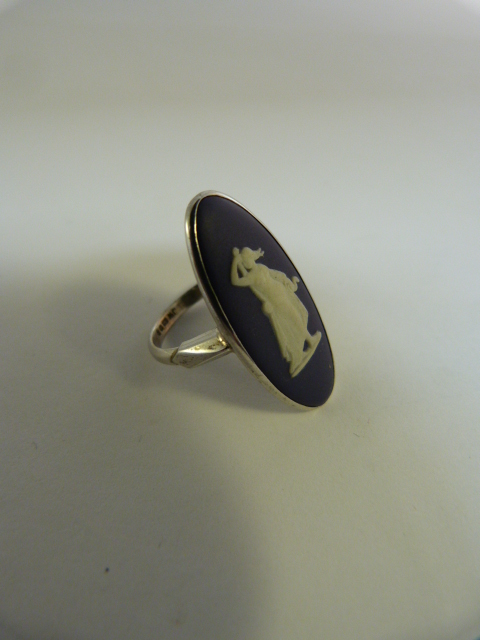 1970's silver ring set with Oval dark blue Wedgwood Jasper panel - approx 29.4mm across and 13.5mm - Image 3 of 4