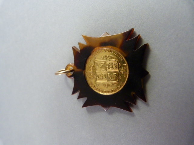 An 1887 Victorian Half Sovereign in good condition mounted on Tortoise shell surround to form a - Image 4 of 4
