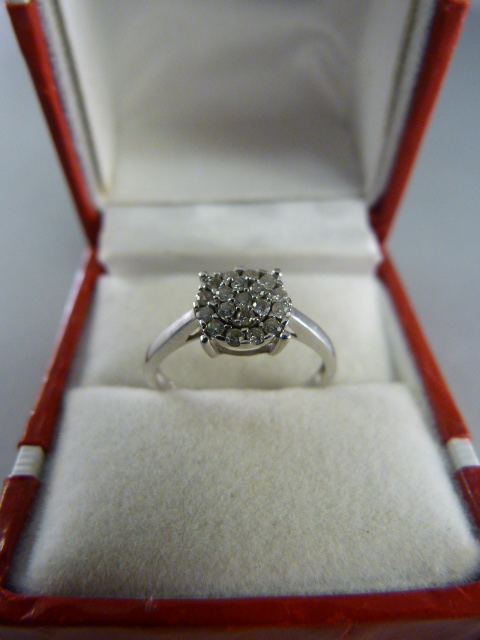 9ct White Gold 2ct spread 19 Brilliant cut cluster ring. Size UK - N USA 6.5 Gross weight 1.8g - Bild 4 aus 6