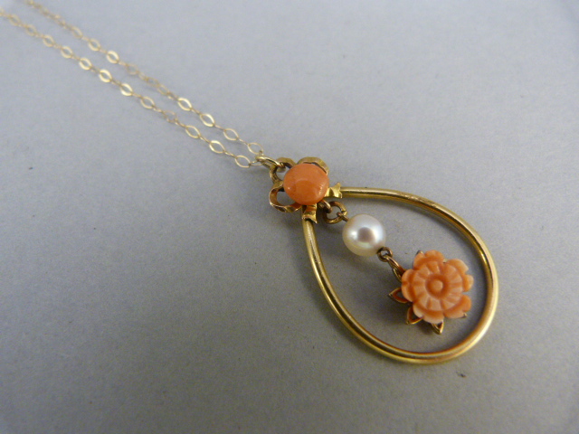 9ct Gold Coral and Pearl pendant hung on a 16" chain. A carved 7.7mm coral flower and a 4.8mm