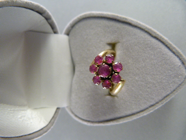 Crossover Yellow Gold (mark indistinct) Ruby Cluster ring - central stone approx 3.8mm in diameter - Bild 2 aus 3