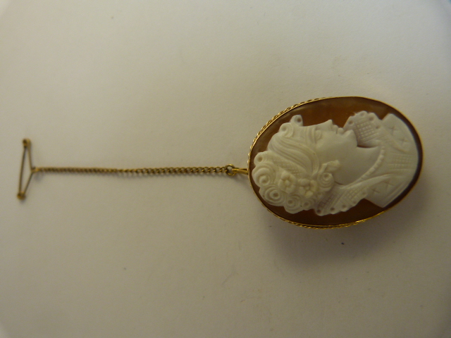 1960's 9ct Gold Cameo brooch of a lady. Possible by Aspreys & co approx 32mm x25.25mm