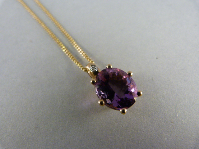 9ct Gold Amethyst and Diamond pendant on a 20" chain. The Oval amethyst is approx 12mm x 10mm with a - Bild 3 aus 4