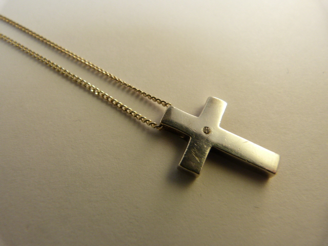 Silver (Hot Diamond Range) cross on chain set with small diamond - Bild 5 aus 6