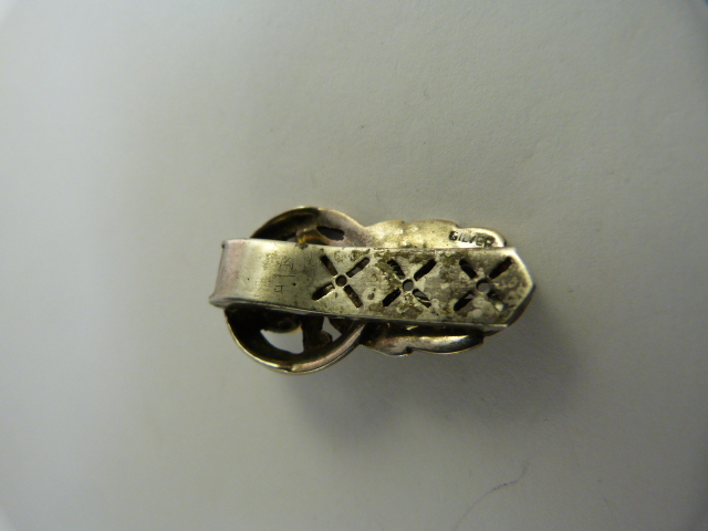 Silver Marcasite and a 5.5mm Cultured pearl dress clip approx 33mm long x 18.5mm at the Widest part - Image 2 of 4