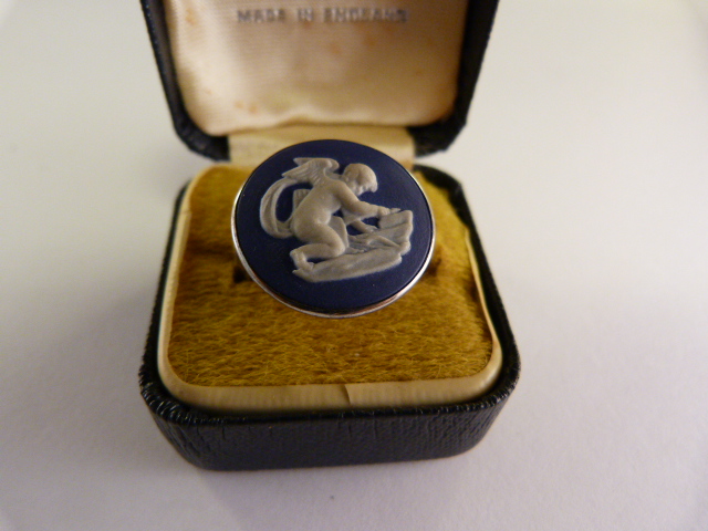 Wedgwood dark blue Jasper Ware ring. approx 19.3mm in diameter UK N1/2 USA 6.75 in original box - Image 3 of 4