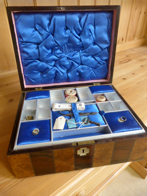 Walnut and Rosewood sewing box inlaid with mother of pearl with mother of pearl escutcheon. Inside - Bild 4 aus 6