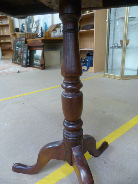 Rectangular mahogany tip up side table on tripod base - Image 5 of 6