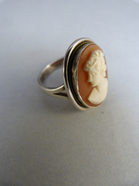 Silver - mark rubbed - oval cameo ring . Cameo of a Ladies head and shoulder facing left approx 20. - Image 4 of 4