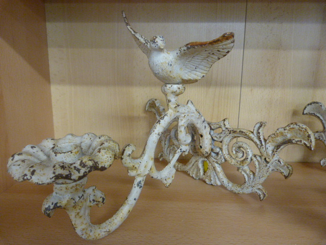 Pair of white painted cast iron wall sconces - Dove figure sat on a Nouveau style branch leading - Image 4 of 4