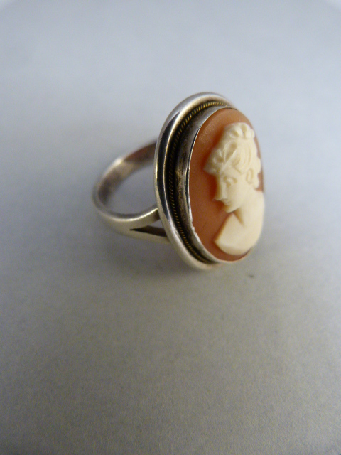 Silver - mark rubbed - oval cameo ring . Cameo of a Ladies head and shoulder facing left approx 20. - Image 2 of 4