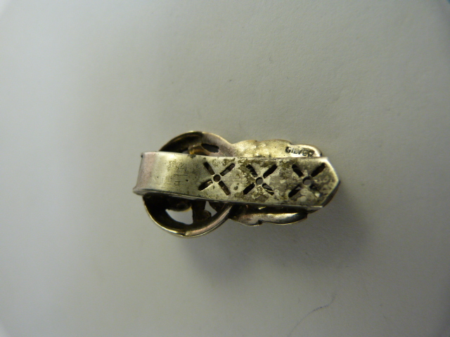 Silver Marcasite and a 5.5mm Cultured pearl dress clip approx 33mm long x 18.5mm at the Widest part - Image 4 of 4