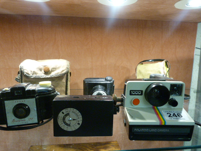 Collection of vintage cameras - to include Brownie 127, Polaroid Land camera etc