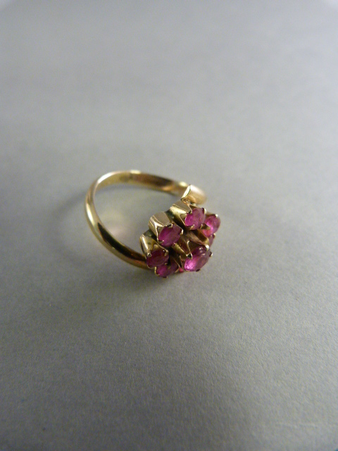 Crossover Yellow Gold (mark indistinct) Ruby Cluster ring - central stone approx 3.8mm in diameter - Bild 3 aus 3