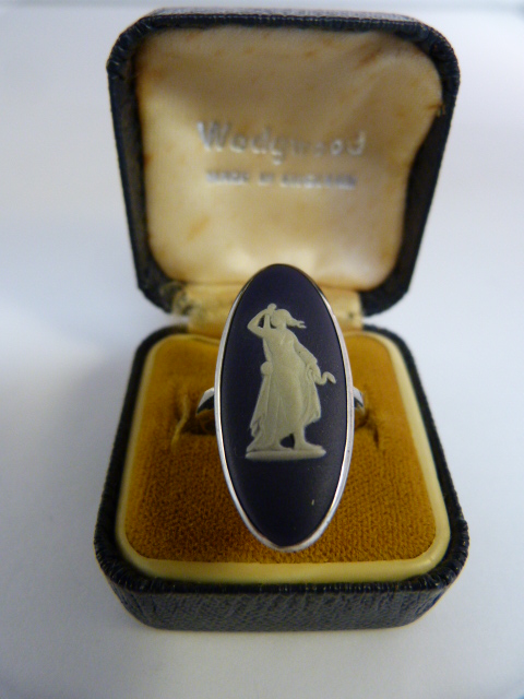 1970's silver ring set with Oval dark blue Wedgwood Jasper panel - approx 29.4mm across and 13.5mm - Image 4 of 4