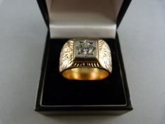 Heavy 18ct Yellow Gold Gents Diamond Ring. The hand carved shank is approx 13mm at its narrowest