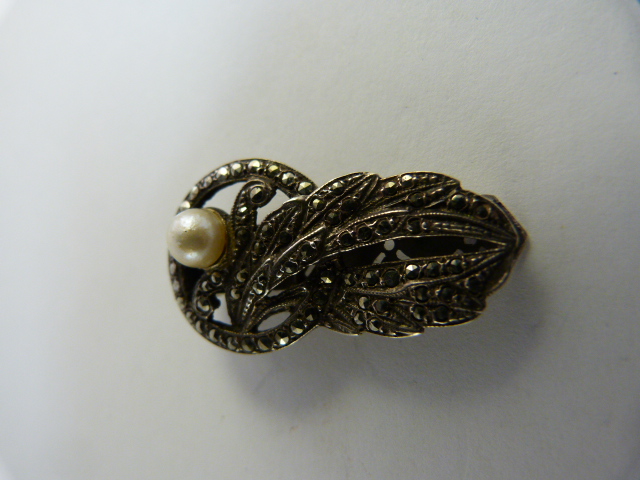 Silver Marcasite and a 5.5mm Cultured pearl dress clip approx 33mm long x 18.5mm at the Widest part - Image 3 of 4