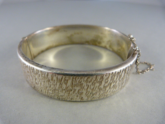 16.37mm wide Silver Birmingham 1974 bark finished bangle approx 25g