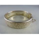 16.37mm wide Silver Birmingham 1974 bark finished bangle approx 25g